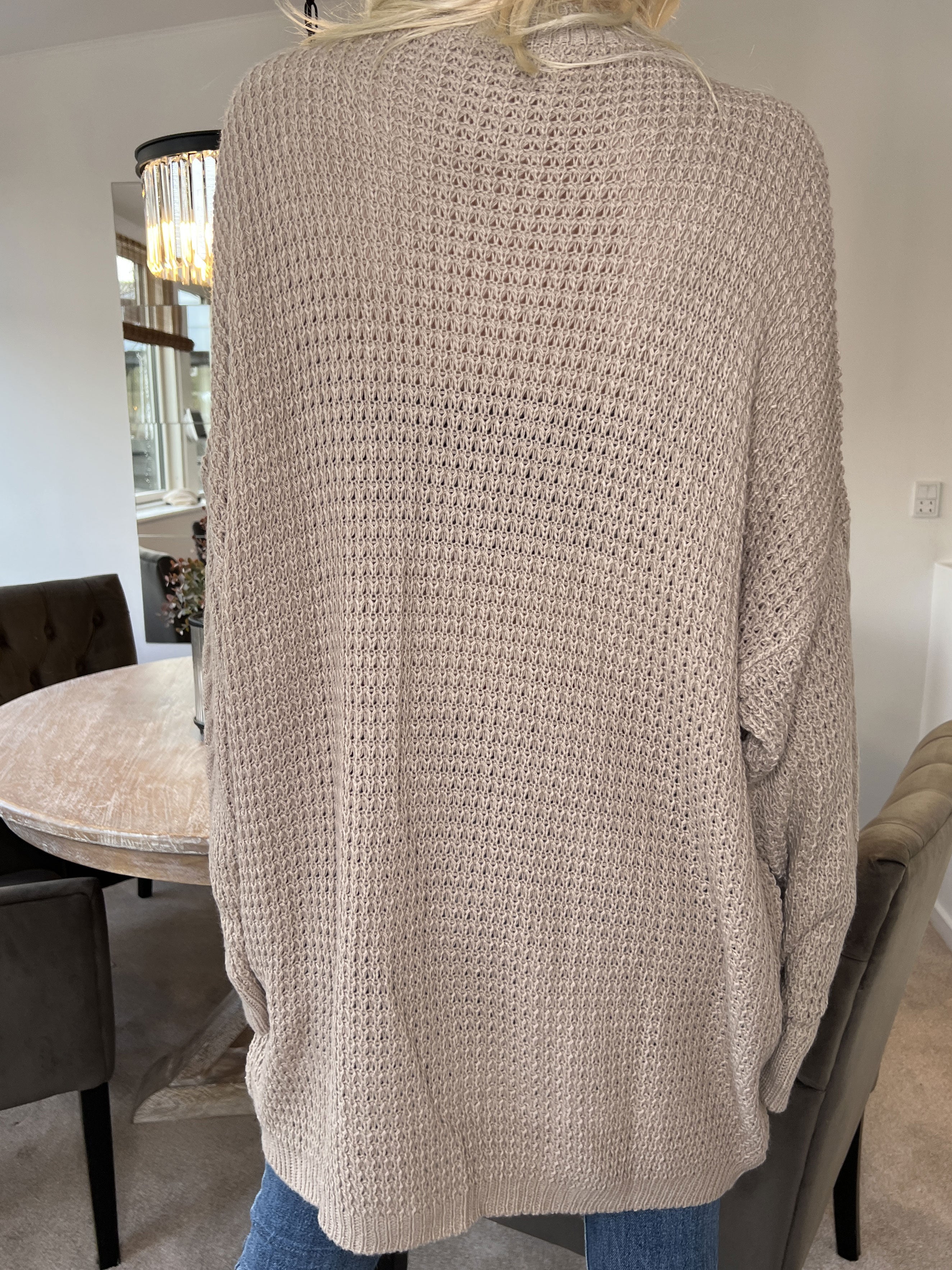 Lalisa - Söt stickad klänning med kabelstickning och volanger